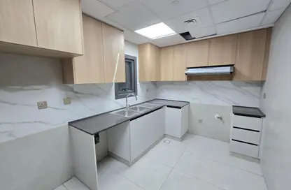 شقة - غرفة نوم - 2 حمامات للايجار في الزاهية - تجارية مويلح - الشارقة