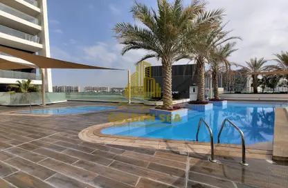 صورة لـ حوض سباحة شقة - غرفة نوم - 2 حمامات للايجار في جزيرة المنيرة - شاطئ الراحة - أبوظبي ، صورة رقم 1