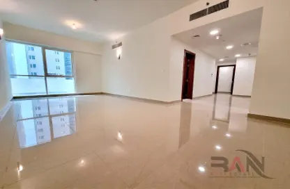 شقة - 2 غرف نوم - 3 حمامات للايجار في برج أوريكس - شارع الكورنيش - أبوظبي