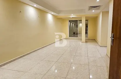 شقة - غرفة نوم - 2 حمامات للايجار في مركز الروضة - شارع مبارك بن محمد - المنهل - أبوظبي