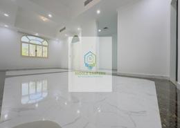 صورةغرفة فارغة لـ: فيلا - 5 غرف نوم - 7 حمامات للكراء في شارع المطار - أبوظبي, صورة 1