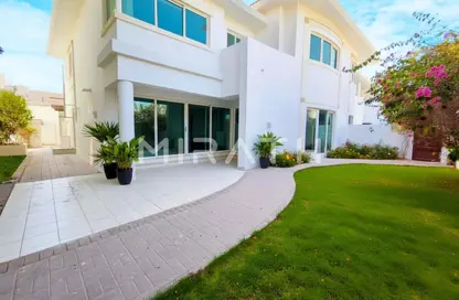 Villa - 4 Bedrooms - 5 Bathrooms for rent in Jumeirah 1 Villas - Jumeirah 1 - Jumeirah - Dubai