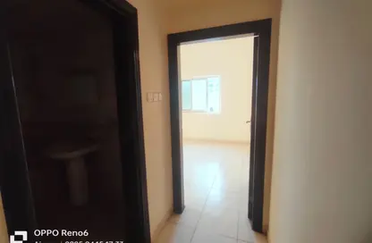 عمارة بالكامل - استوديو - 8 حمامات للبيع في طريق كورنيش عجمان - عجمان