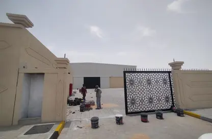 Warehouse - Studio - 4 Bathrooms for rent in Al Sajaa Industrial - Al Sajaa - Sharjah
