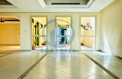 صورة لـ استقبال / بهو فيلا - 5 غرف نوم - 6 حمامات للايجار في آل نهيان - أبوظبي ، صورة رقم 1
