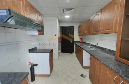 صورة لـ مطبخ شقة - 2 غرف نوم - 3 حمامات للايجار في برج التغريد - شارع المطار - أبوظبي ، صورة رقم 1