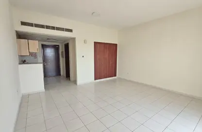شقة - غرفة نوم - 2 حمامات للبيع في طراز إنجليزي - المدينة الدولية - دبي
