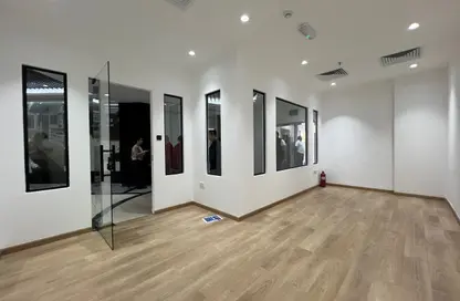Shop - Studio - 2 Bathrooms for rent in Umm Hurair 2 - Umm Hurair - Dubai