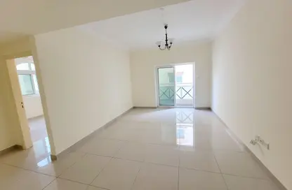 شقة - غرفة نوم - 2 حمامات للايجار في الثاني مويلح - تجارية مويلح - الشارقة