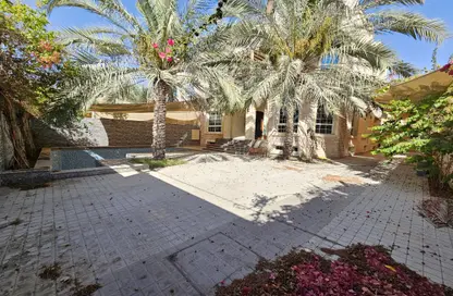 Villa - 3 Bedrooms - 5 Bathrooms for rent in Al Falaj - Al Riqqa - Sharjah