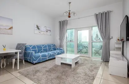 Living / Dining Room image for: Apartment - 1 Bedroom - 2 Bathrooms for sale in Marina Pinnacle - Dubai Marina - Dubai, Image 1