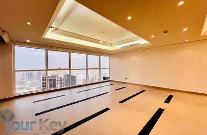 Apartment - 4 Bedrooms - 5 Bathrooms for rent in Wave tower - Corniche Road - Abu Dhabi