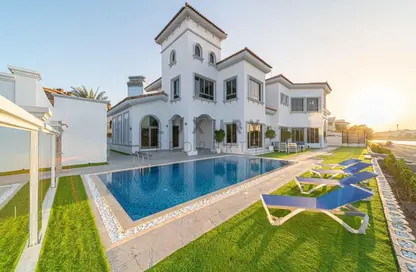 Pool image for: Villa - 6 Bedrooms for rent in Signature Villas Frond A - Signature Villas - Palm Jumeirah - Dubai, Image 1