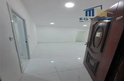 شقة - 2 غرف نوم - 2 حمامات للايجار في مجمع فيلات - مدينة خليفة - أبوظبي