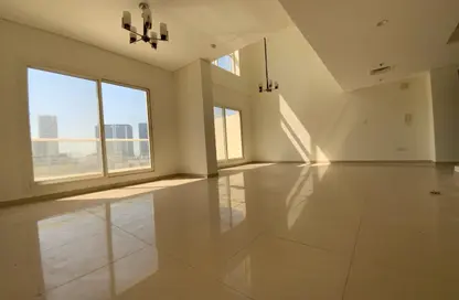 دوبلكس - 2 غرف نوم - 3 حمامات للايجار في بناية رويال جي في سي - قرية الجميرا سركل - دبي