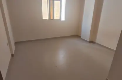 شقة - 2 غرف نوم - 2 حمامات للايجار في النباعة - الشارقة