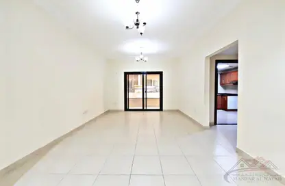 شقة - 2 غرف نوم - 2 حمامات للايجار في بناية هاجر - تجارية مويلح - الشارقة