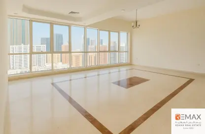 شقة - 3 غرف نوم - 3 حمامات للايجار في برج الإمارات - شارع حمدان - أبوظبي