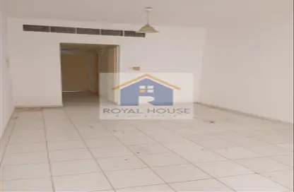 مجمع سكني - 1 حمام للايجار في شارع التعاون الجديد - التعاون - الشارقة