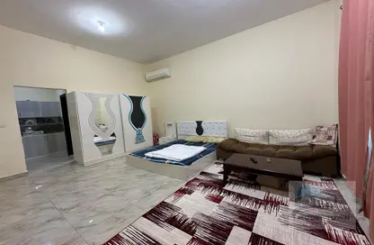 صورة لـ غرفة المعيشة شقة - 1 حمام للايجار في فيلات مدينة خليفة آيه - مدينة خليفة أ - مدينة خليفة - أبوظبي ، صورة رقم 1