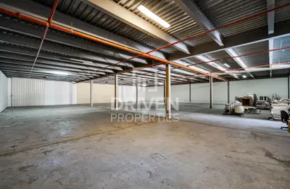 Parking image for: Warehouse - Studio for rent in Al Quoz 3 - Al Quoz - Dubai, Image 1