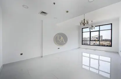 شقة - غرفة نوم - 2 حمامات للايجار في بناية تريو - البرشاء 1 - البرشاء - دبي