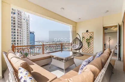 Living Room image for: Apartment - 2 Bedrooms - 2 Bathrooms for rent in Marina Residences - Palm Jumeirah - Dubai, Image 1