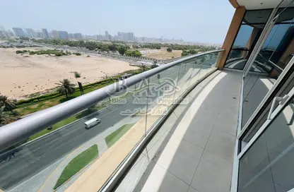شقة - 2 غرف نوم - 4 حمامات للايجار في يونايتد سكوير - الخالدية - أبوظبي