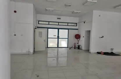 صالة عرض - استوديو - 2 حمامات للايجار في منطقة طريق المطار - منطقة القرهود - دبي