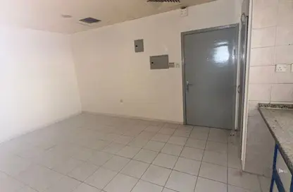 شقة - 1 حمام للايجار في شارع التعاون الجديد - التعاون - الشارقة شقة - 1 حمام للايجار في شارع التعاون الجديد - التعاون - الشارقة