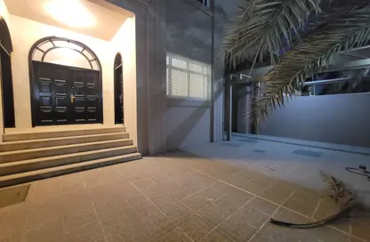 Villa - 5 Bedrooms - 7+ Bathrooms for rent in Khalidiya Centre - Cornich Al Khalidiya - Al Khalidiya - Abu Dhabi