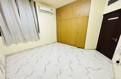 صورة لـ غرفة- غرفة النوم فيلا - 1 حمام للايجار في شارع الوحدة - الوحدة - أبوظبي ، صورة رقم 1