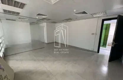 نصف طابق - استوديو - 2 حمامات للايجار في شارع حمدان - أبوظبي