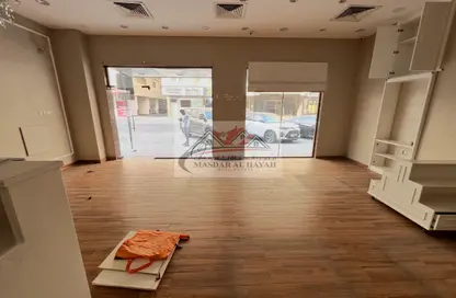 Shop - Studio - 1 Bathroom for rent in Muwaileh 29 Building - Muwaileh - Sharjah
