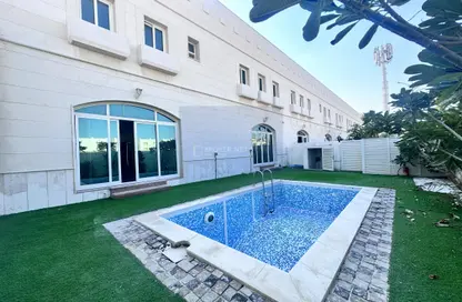 صورة لـ حوض سباحة فيلا - 4 غرف نوم - 6 حمامات للايجار في فيلات مدينة خليفة آيه - مدينة خليفة أ - مدينة خليفة - أبوظبي ، صورة رقم 1