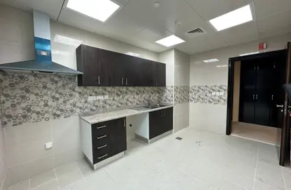 Apartment - 1 Bedroom - 2 Bathrooms for rent in Shining Towers - Al Khalidiya - Abu Dhabi
