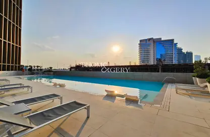 صورة لـ حوض سباحة شقة - 3 غرف نوم - 4 حمامات للبيع في رزيدينس 110 - الخليج التجاري - دبي ، صورة رقم 1
