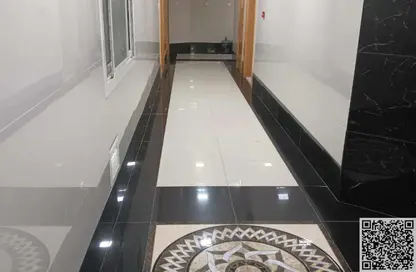 شقة - غرفة نوم - 2 حمامات للايجار في طريق كورنيش عجمان - عجمان