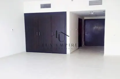 Apartment - 1 Bathroom for rent in Royal Residence 2 - Royal Residence - Dubai Sports City - Dubai