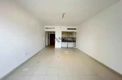 شقة - 2 غرف نوم - 3 حمامات للايجار في مبني اوكسفورد - قرية الجميرا سركل - دبي