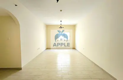 شقة - 2 غرف نوم - 3 حمامات للايجار في تجارية مويلح - الشارقة