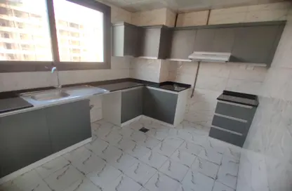 صورة لـ مطبخ شقة - غرفة نوم - 2 حمامات للايجار في طريق فاير ستاشن - مويلح - الشارقة ، صورة رقم 1