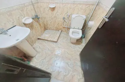 صورة لـ حمام شقة - 1 حمام للايجار في طريق فاير ستاشن - مويلح - الشارقة ، صورة رقم 1