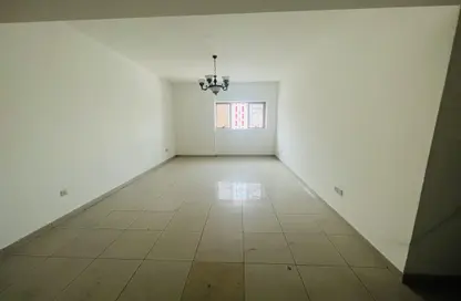 صورة لـ غرفة فارغة شقة - 2 غرف نوم - 2 حمامات للايجار في أبو شغارة - الشارقة ، صورة رقم 1