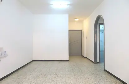 عمارة بالكامل - 1 حمام للايجار في شارع الرولة - الرفاعة - بر دبي - دبي