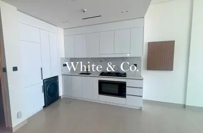 شقة - 2 غرف نوم - 2 حمامات للايجار في بن غاطي أزور - منطقة 16 - قرية الجميرا سركل - دبي