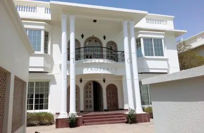 Villa - 5 Bedrooms - 6 Bathrooms for rent in Umm Suqeim 1 - Umm Suqeim - Dubai