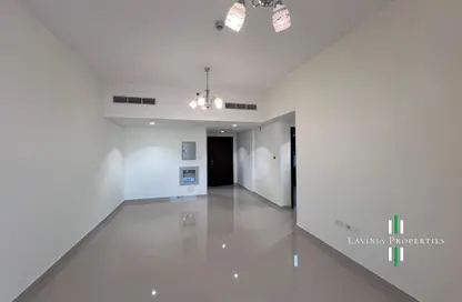 شقة - غرفة نوم - 2 حمامات للايجار في اطلاله ريزيدينس - مجمع دبي ريزيدنس - دبي