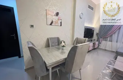 شقة - غرفة نوم - 2 حمامات للايجار في طريق كورنيش عجمان - عجمان