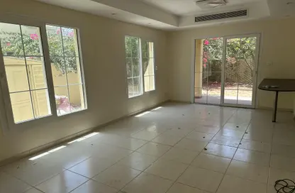 فيلا - 2 غرف نوم - 3 حمامات للايجار في الينابيع1 - الينابيع - دبي